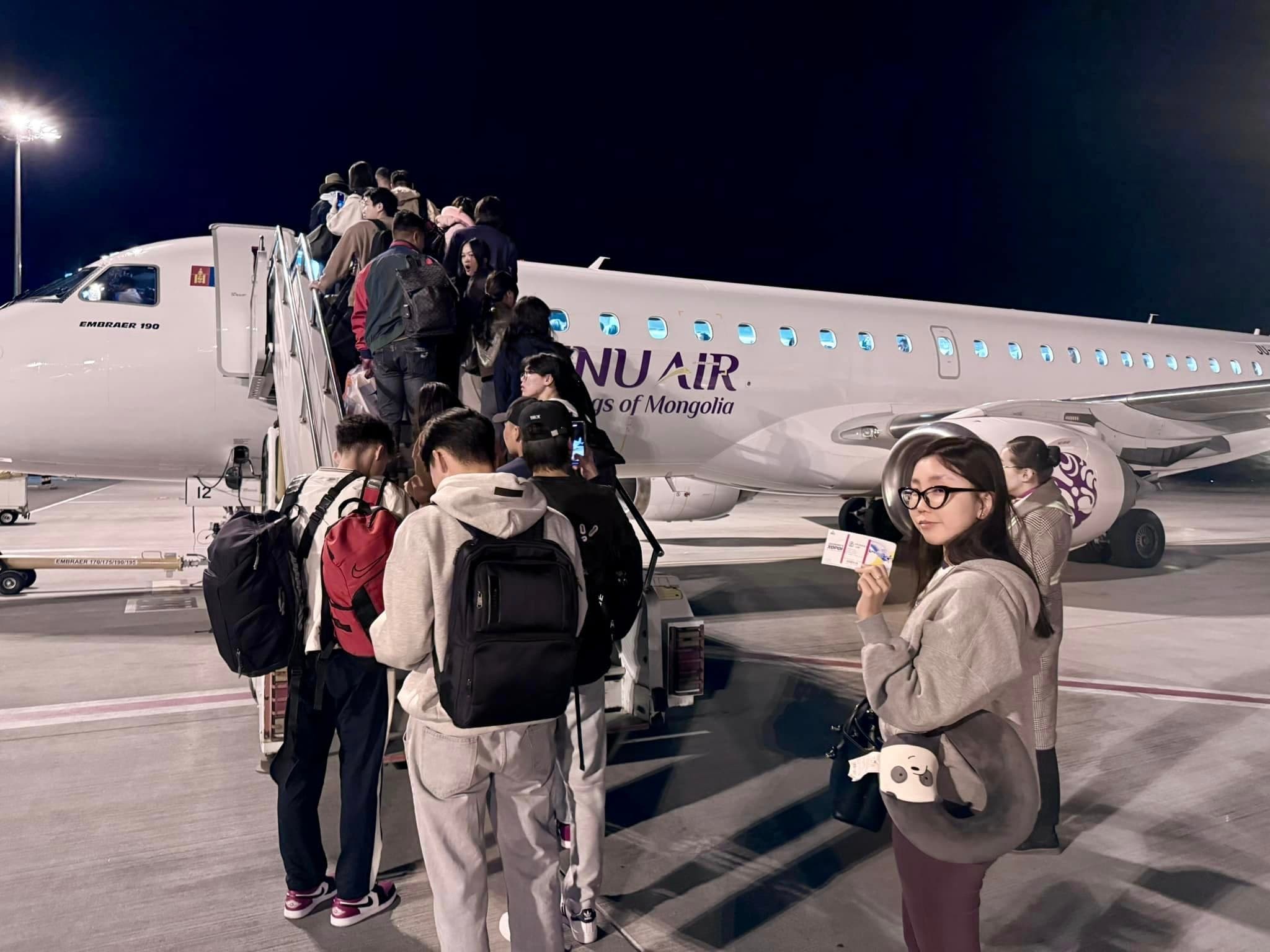 Оюутнууд элсэлтийн зөвлөгөө авч буй нь